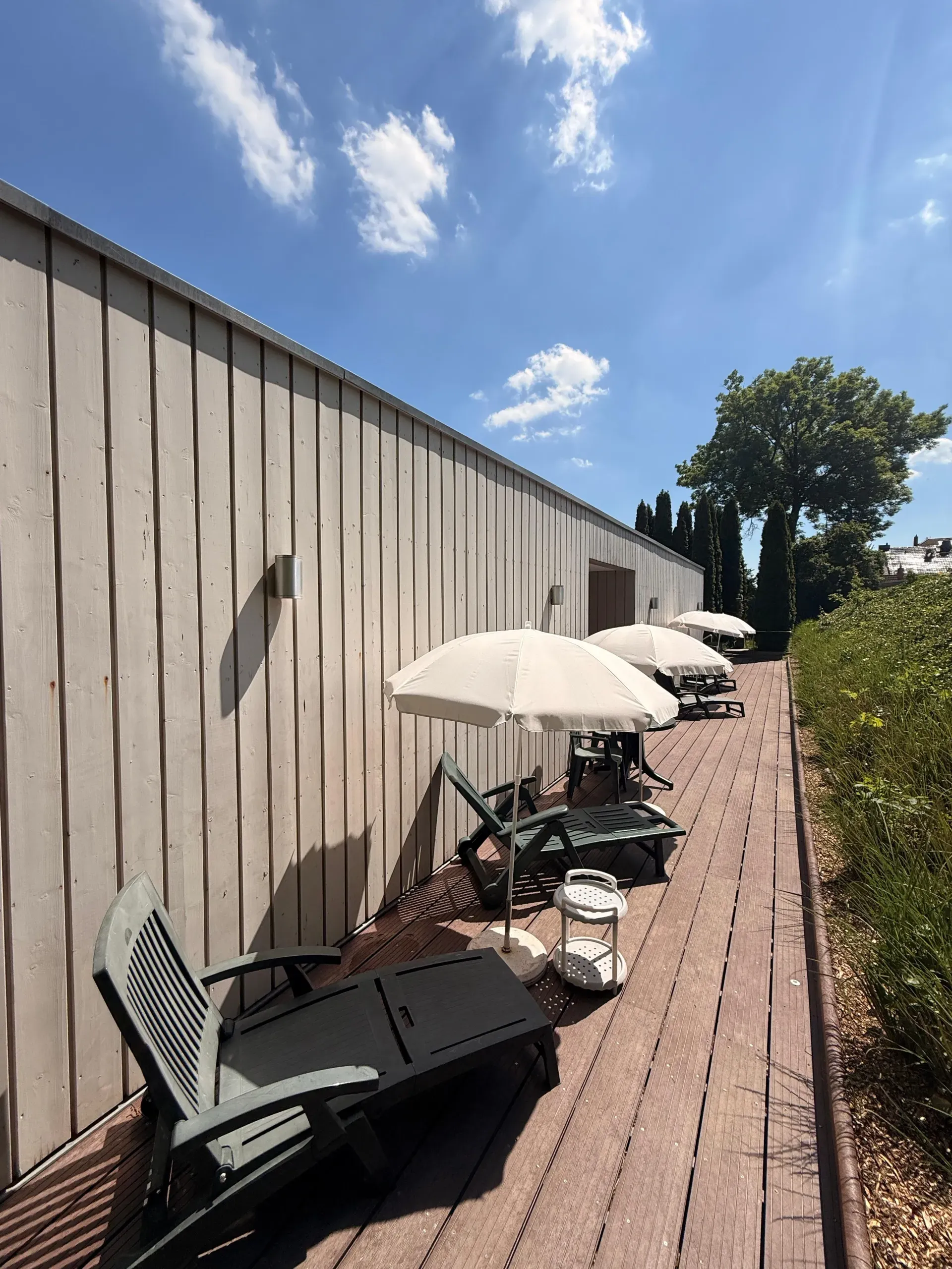 Liegen und Sonnenschirme